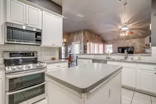 417 Jeffdale Dr, Burleson, TX 76028 - Photo 13