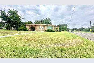 1611 Live Oak Street, Goldthwaite, TX 76844 - Photo 1