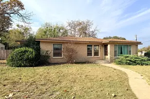 1611 Live Oak St, Goldthwaite, TX 76844 - Photo 3