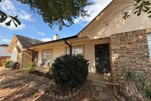 300 Bluegrass Ln, Euless, TX 76039 - Photo 3