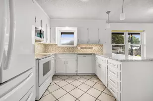 304 Tahiti Dr, Granbury, TX 76048 - Photo 5