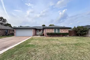 304 Tahiti Dr, Granbury, TX 76048 - Photo 3