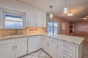 304 Tahiti Dr, Granbury, TX 76048 - Photo 5