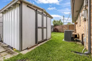304 Tahiti Dr, Granbury, TX 76048 - Photo 37