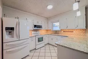 304 Tahiti Dr, Granbury, TX 76048 - Photo 7