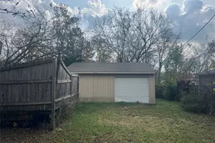 6102 Live Oak St, Greenville, TX 75402 - Photo 3