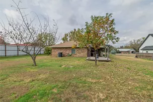 401 Berryhill Dr, Springtown, TX 76082 - Photo 23