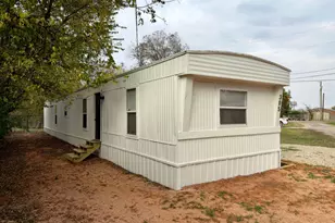 305 W Bryant St, Elm Mott, TX 76640 - Photo 19