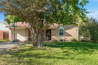 562 W Ferndale Lane, Grand Prairie, TX 75052 - Photo 1