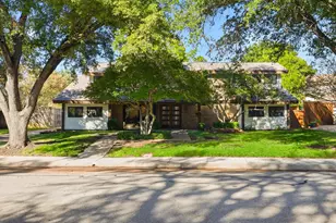 2813 Raintree Dr, Carrollton, TX 75006 - Photo 3