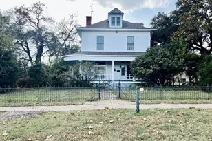 209 N Preston St, Ennis, TX 75119 - Photo 1