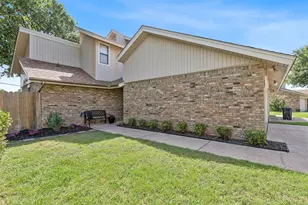 105 Yorkshire Ct, Euless, TX 76040 - Photo 3