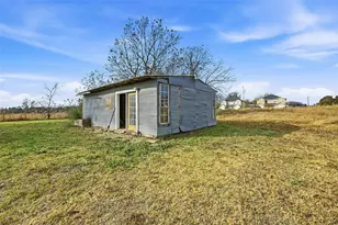 507 E Maple St, Whitewright, TX 75491 - Photo 17