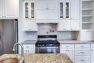 104 Bellevue Dr, Cleburne, TX 76033 - Photo 3