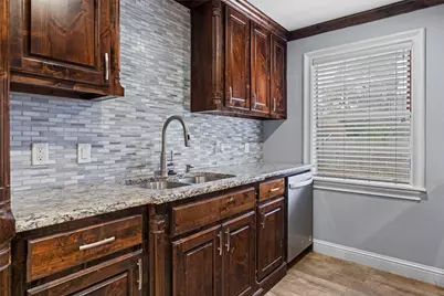 704 Clover Park Drive, Arlington, TX 76013 - Photo 5