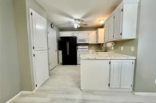 205 N Meadowview Dr, Waxahachie, TX 75165 - Photo 9