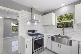 526 SE 11th, Grand Prairie, TX 75051 - Photo 5