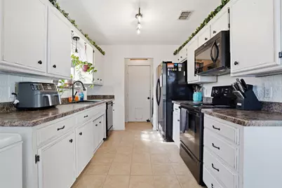 1423 Berry Drive, Cleburne, TX 76033 - Photo 7