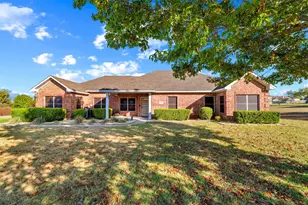 1305 E Highland Rd, Waxahachie, TX 75167 - Photo 1