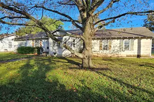 1061 E Walnut St, Hillsboro, TX 76645 - Photo 3