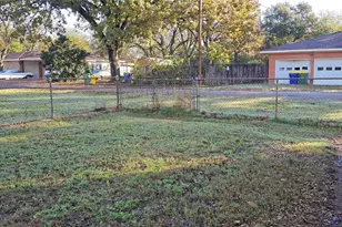 1061 E Walnut St, Hillsboro, TX 76645 - Photo 33
