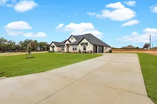 2001 Forest Bridge Dr, Azle, TX 76020 - Photo 3