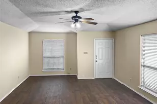 828 Mirabell Ct, Arlington, TX 76015 - Photo 3