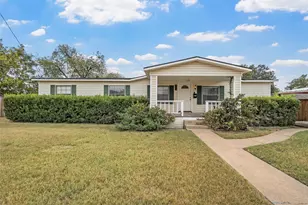 210 W 9th St, McGregor, TX 76657 - Photo 3