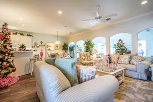 300 E Redbud Ln, Lancaster, TX 75146 - Photo 5