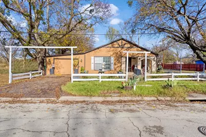 709 E Garnett Street, Gainesville, TX 76240 - Photo 1