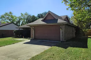 404 Lemon Dr, Arlington, TX 76018 - Photo 3