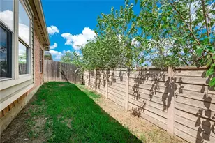 952 Bentwood Trail, Grand Prairie, TX 75052 - Photo 17