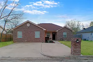 1806 SE 15th St, Mineral Wells, TX 76067 - Photo 1