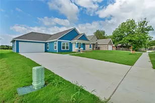 604 Crockett Dr, Cleburne, TX 76033 - Photo 3