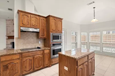 2907 Crystal Way, Grand Prairie, TX 75052 - Photo 9