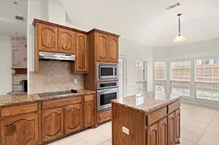 2907 Crystal Way, Grand Prairie, TX 75052 - Photo 9