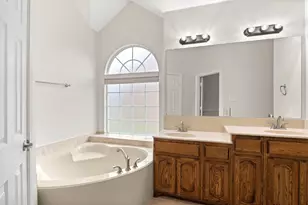 2907 Crystal Way, Grand Prairie, TX 75052 - Photo 23