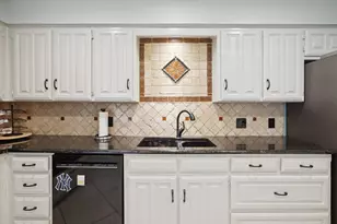 325 Cottonwood Ln, Hurst, TX 76054 - Photo 17