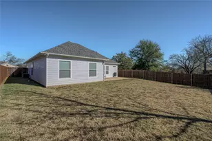 808 E 6th St, Bonham, TX 75418 - Photo 23