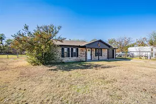 2015 Wood Ct, Granbury, TX 76048 - Photo 5