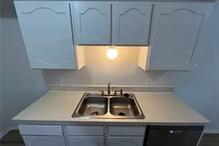 2133 Quail Hollow Dr, Grand Prairie, TX 75051 - Photo 9