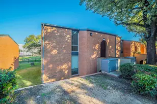 526 E Avenue J, Grand Prairie, TX 75050 - Photo 13