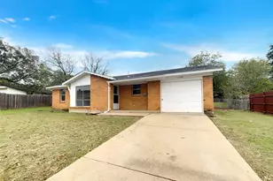 4702 Dee Ct, Fort Worth, TX 76135 - Photo 7