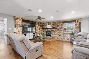 1641 E Henderson St, Cleburne, TX 76031 - Photo 31