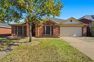 915 Hidden Oaks Dr, Burleson, TX 76028 - Photo 1