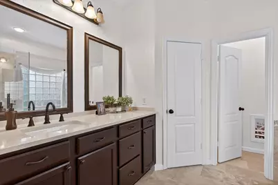 8615 Oak Valley Court, Irving, TX 75063 - Photo 19