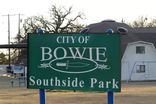 422 Hutchinson St, Bowie, TX 76230 - Photo 3