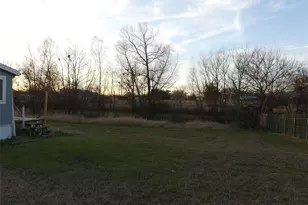 422 Hutchinson St, Bowie, TX 76230 - Photo 9