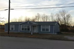 422 Hutchinson St, Bowie, TX 76230 - Photo 1