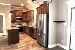 2306 Creek Dr, Granbury, TX 76048 - Photo 9